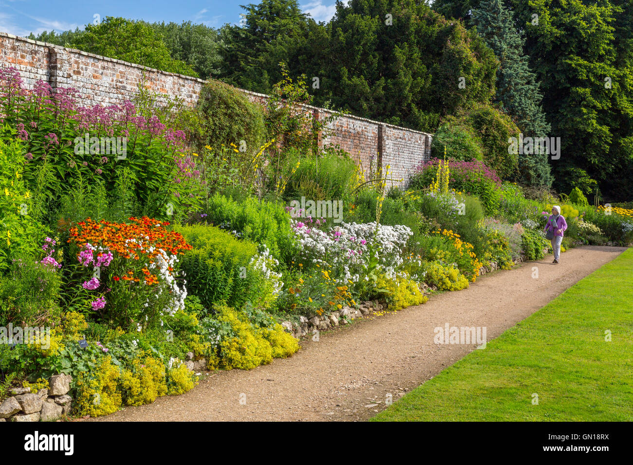 Eines gut sortierten und bunten Staudenrabatten bei Waterperry Gärten, Oxfordshire, England, UK Stockfoto