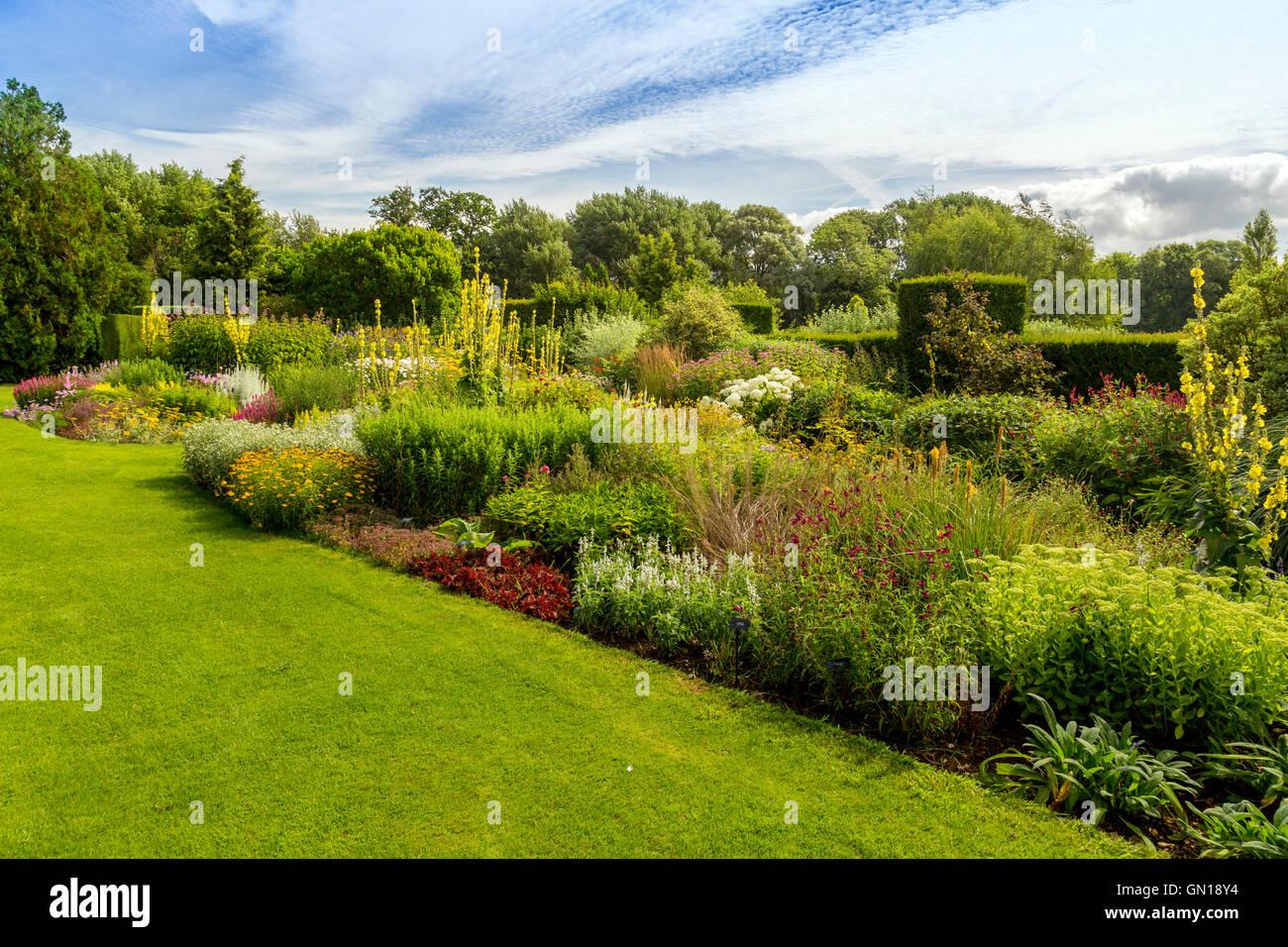 Eines gut sortierten und bunten Staudenrabatten bei Waterperry Gärten, Oxfordshire, England, UK Stockfoto