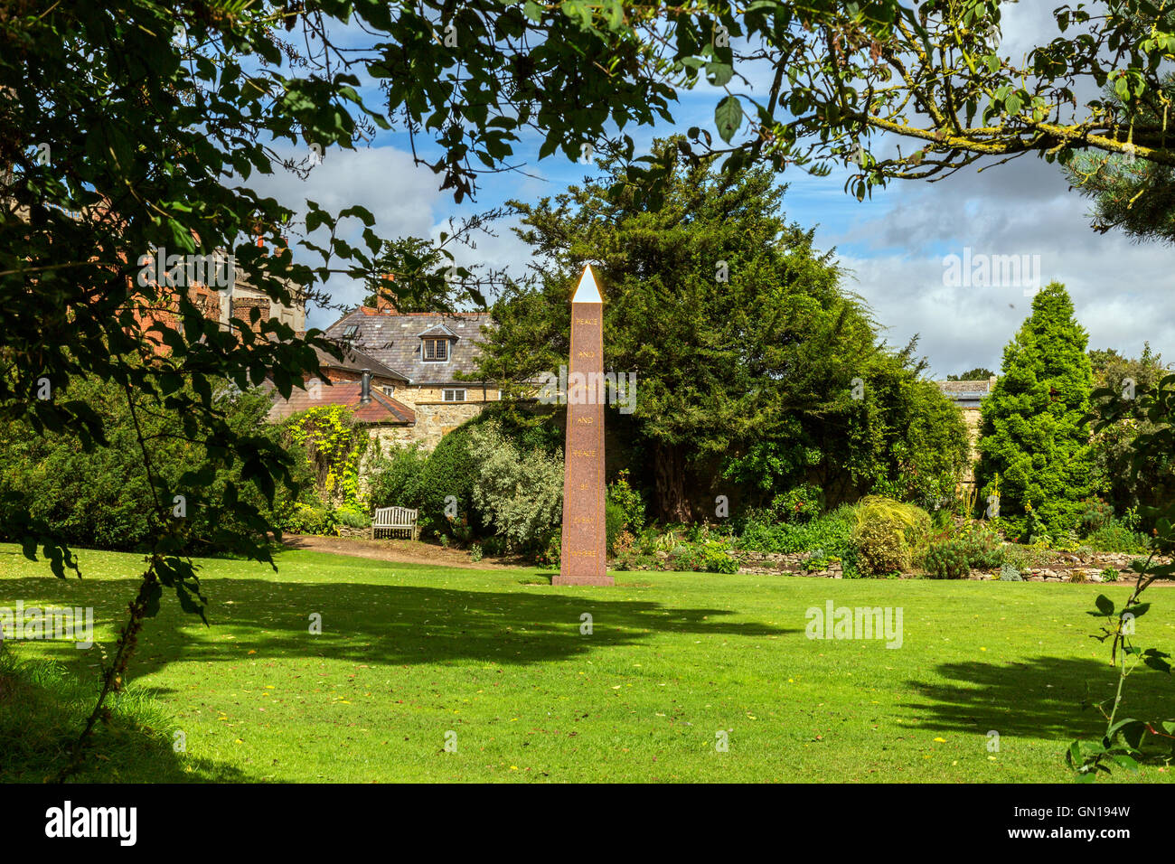 Der "Frieden" Obelisk Kunstwerk bei Waterperry Gärten, Oxfordshire, England, UK Stockfoto