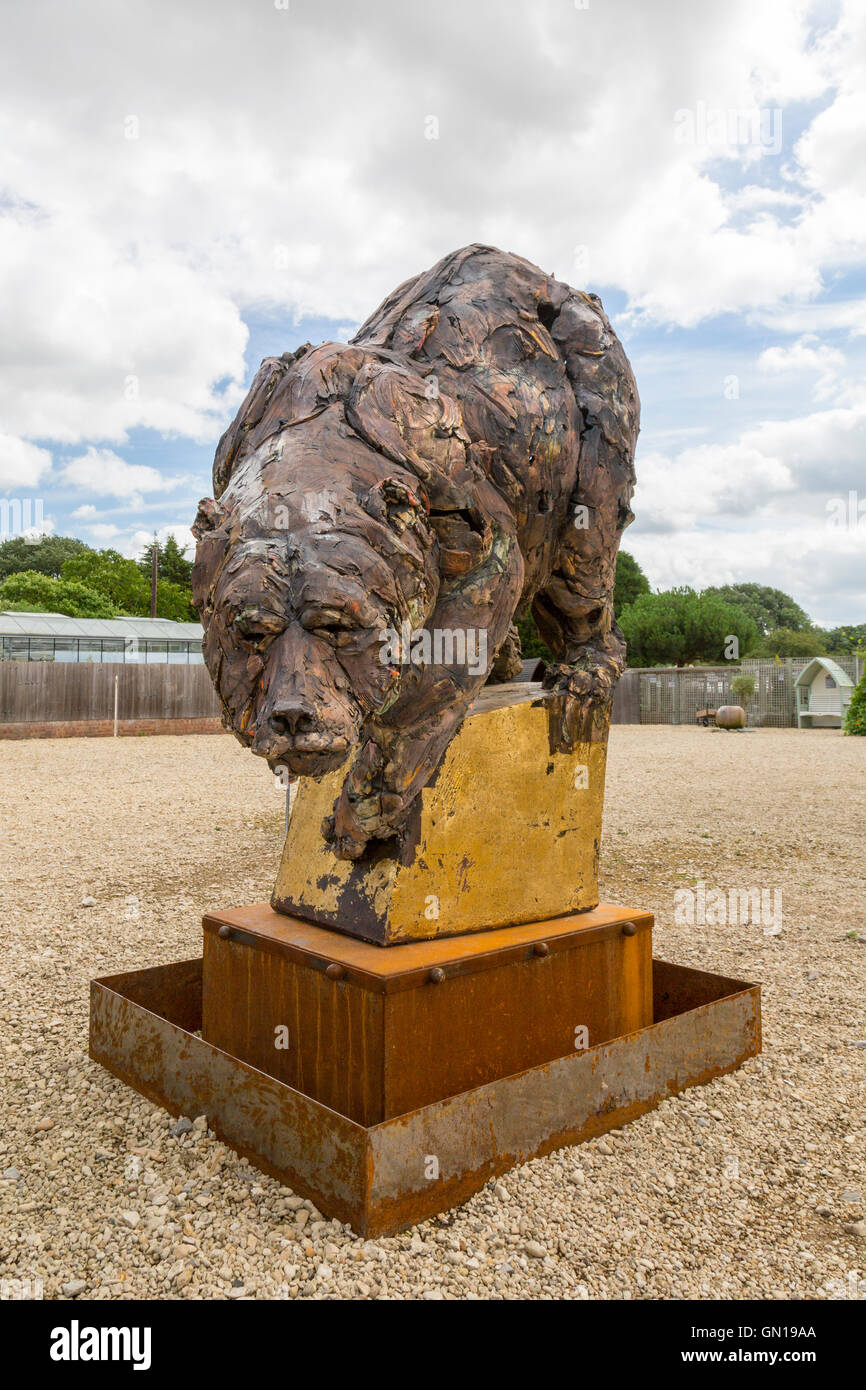 Eine Bronze-Skulptur eines Grizzly-Bären von Brendan Hesmondhalgh angezeigt bei Waterperry Gärten, Oxfordshire, England, UK Stockfoto