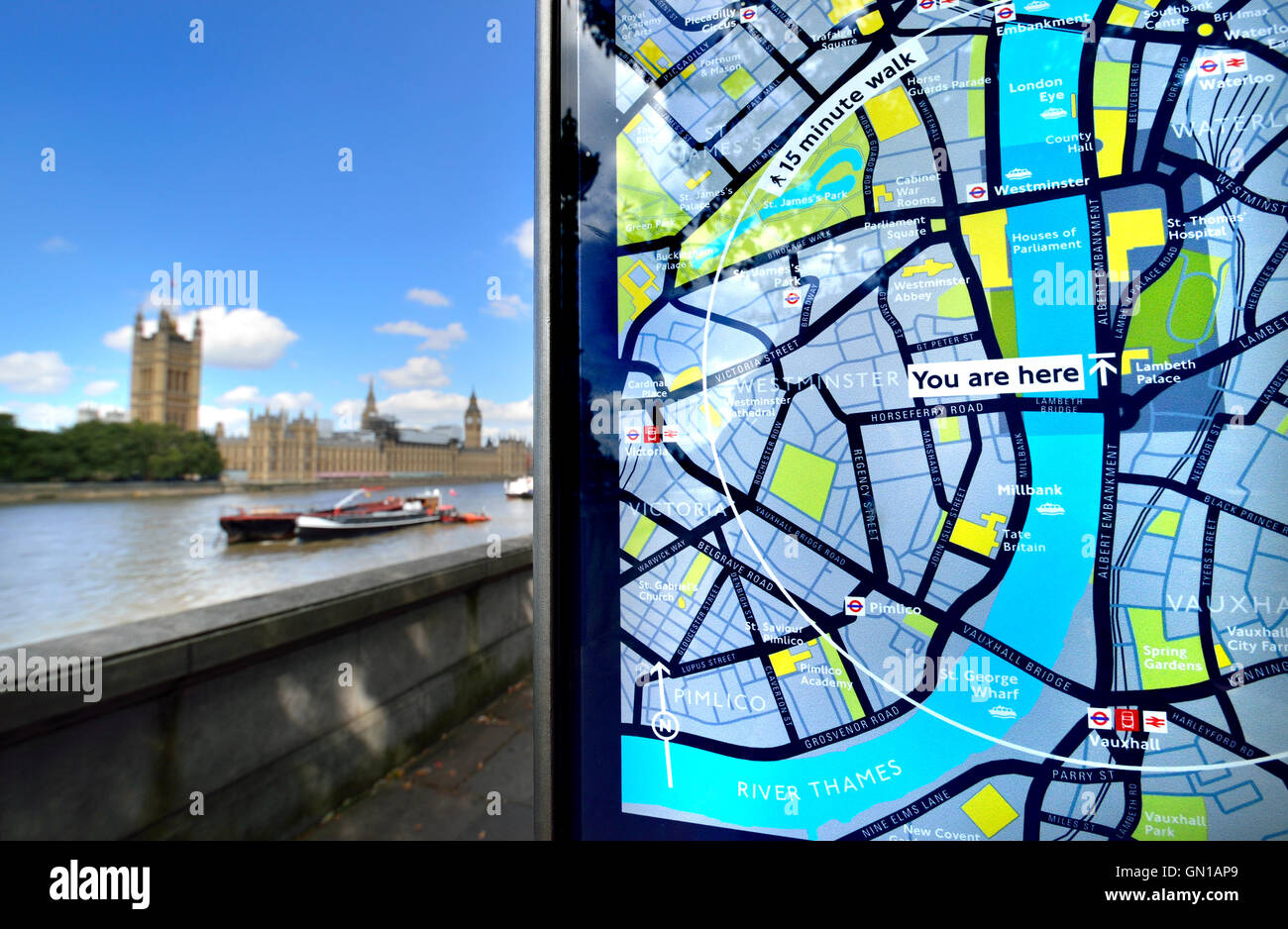 London, England, Großbritannien. "Sie sind hier" Tourist Karte über die Themse von den Houses of Parliament Stockfoto