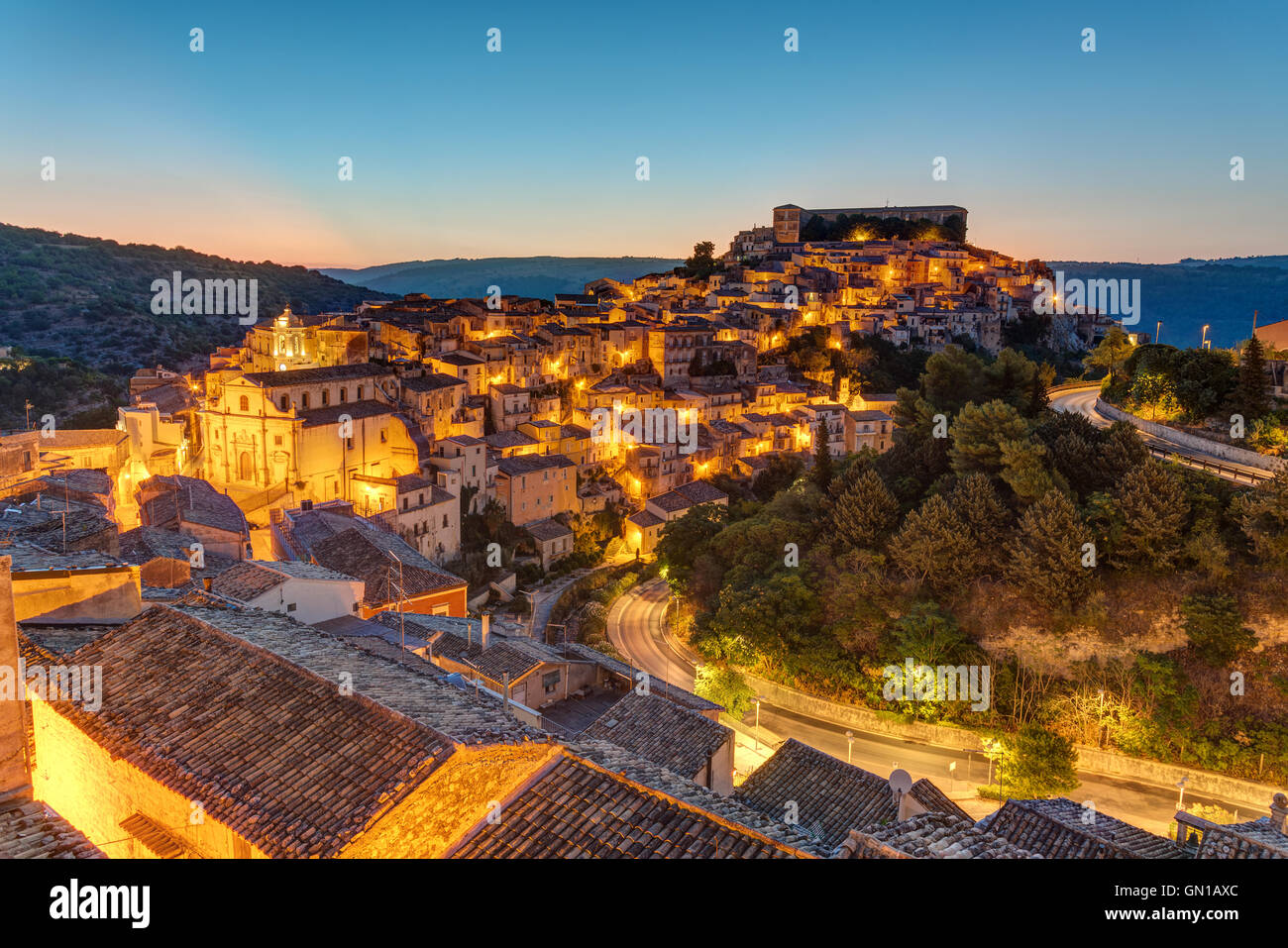 Die alte Stadt von Ragusa Ibla in Sizilien in der Abenddämmerung Stockfoto