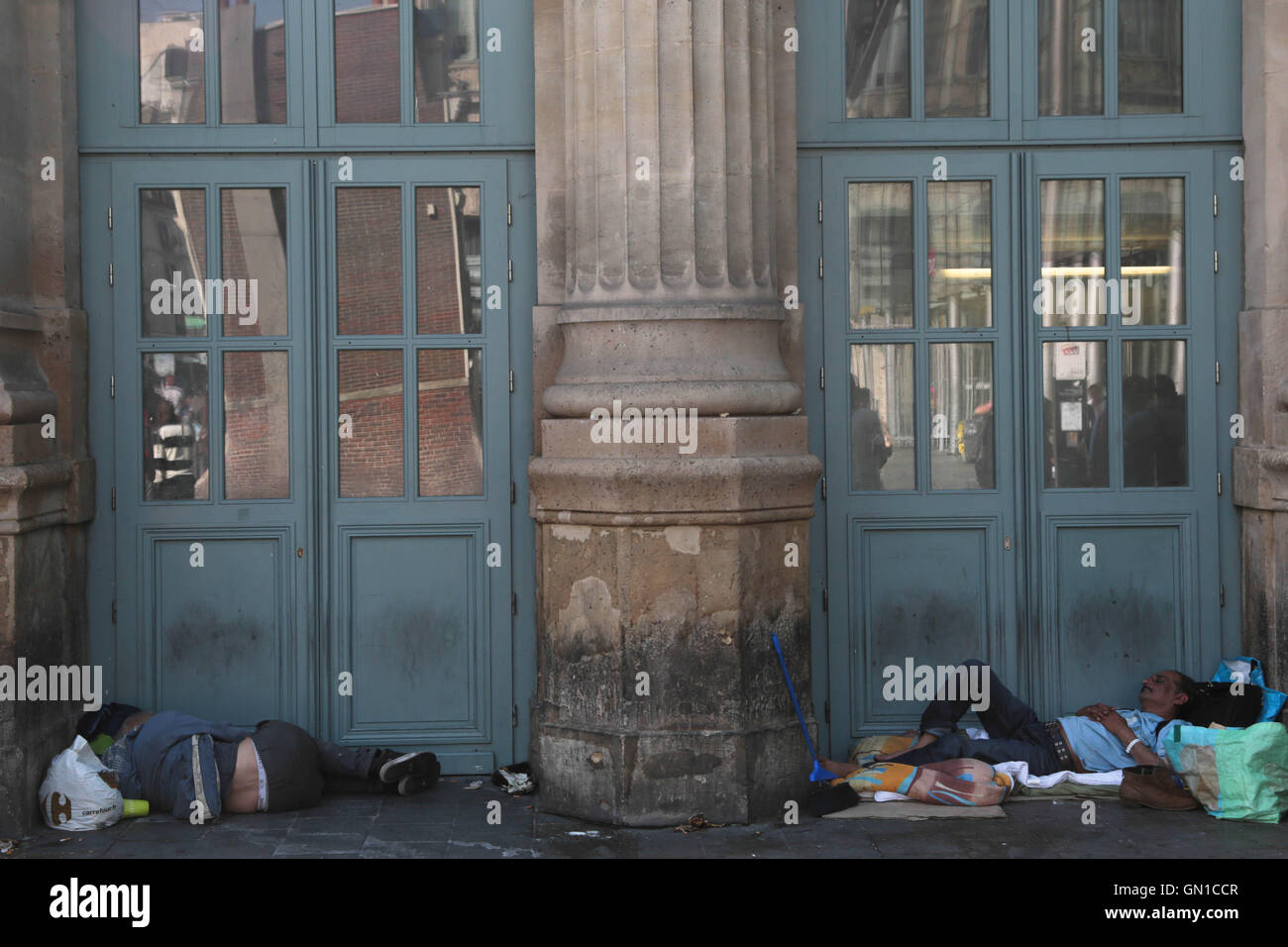 26 August 2016 Paris, Frankreich. Obdachlose Migranten schlafen drausen internationalen Bahnhof Gare du Nord in Paris Stockfoto