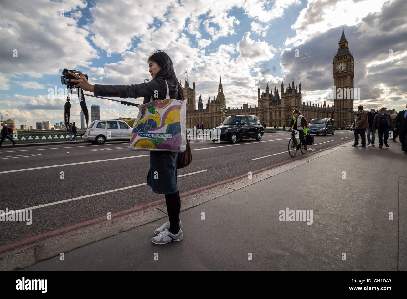 Touristen fotografieren und Telefon Selfies um Westminster, London, UK. Stockfoto