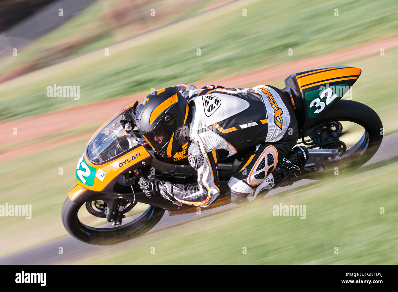 MELBOURNE/Australien - 7. August 2016: Motorrad-Rennfahrer kämpfen um das Podium bei der Hartwell Motorrad Club Championship Stockfoto