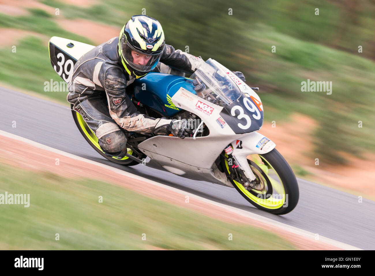 MELBOURNE/Australien - 7. August 2016: Motorrad-Rennfahrer kämpfen um das Podium bei der Hartwell Motorrad Club Championship Stockfoto