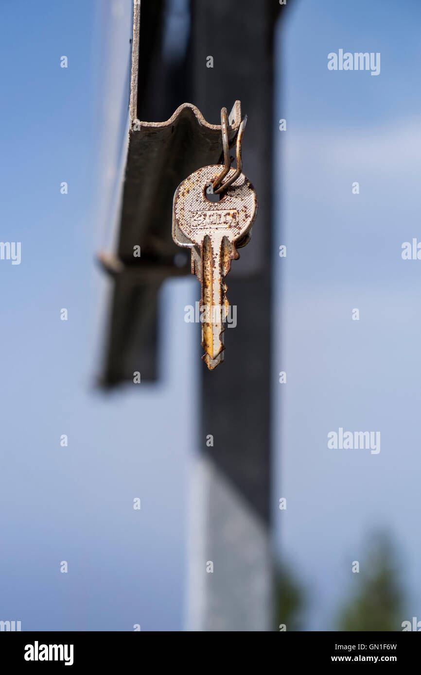 Paar Hausschlüssel gefunden aufgehängt hängend von einem Roadsign, wahrscheinlich vom Finder in der Hoffnung, dass die Verlierer sehen wird. Stockfoto