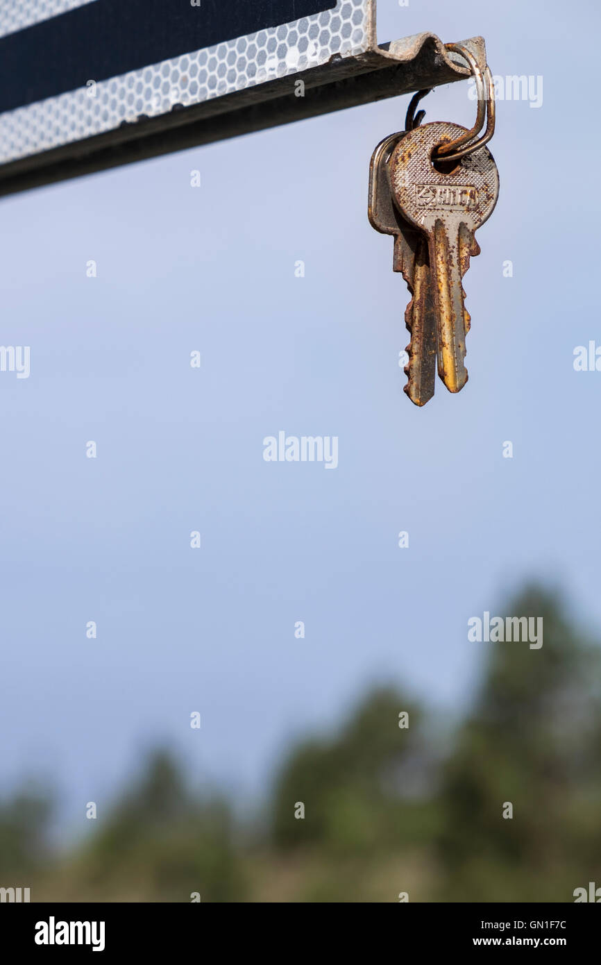 Paar Hausschlüssel gefunden aufgehängt hängend von einem Roadsign, wahrscheinlich vom Finder in der Hoffnung, dass die Verlierer sehen wird. Stockfoto