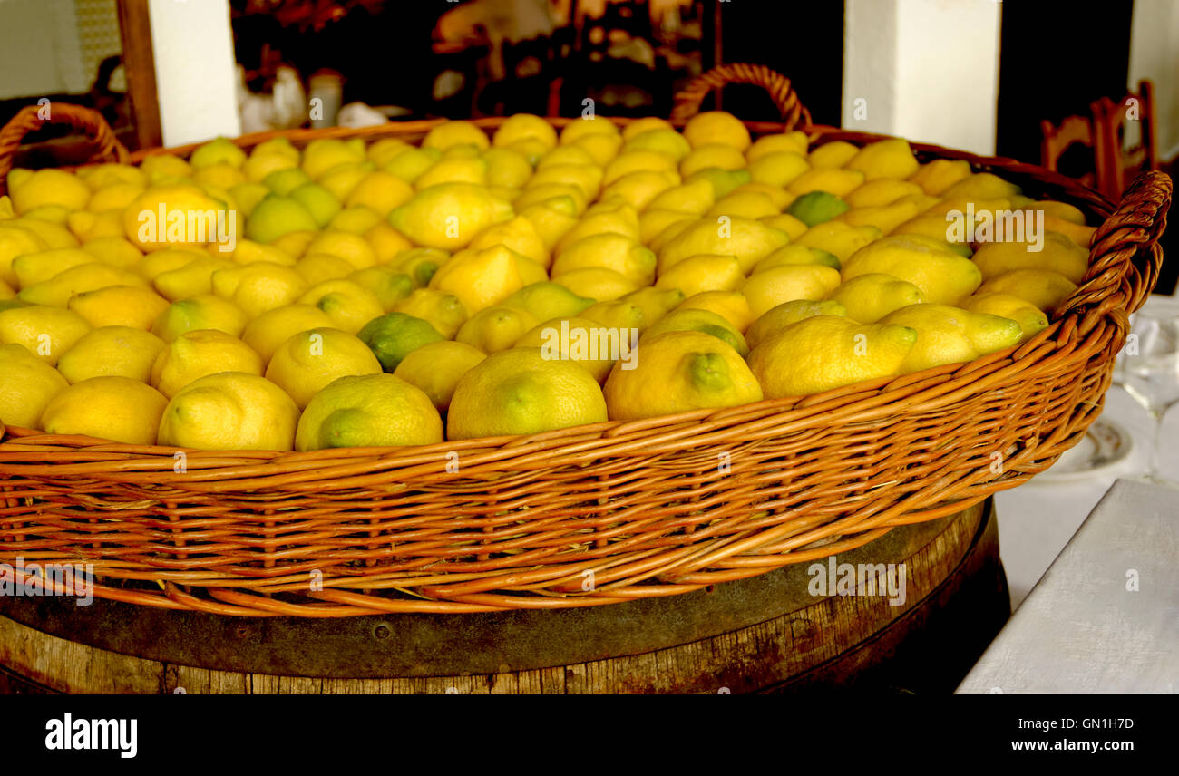 Zitronen ausserhalb einer Restaurant Spanien Stockfoto