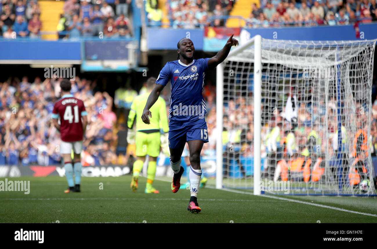 Chelseas Victor Moses feiert Tor seiner Mannschaft dritte des Spiels während der Premier-League-Spiel an der Stamford Bridge, London. Stockfoto