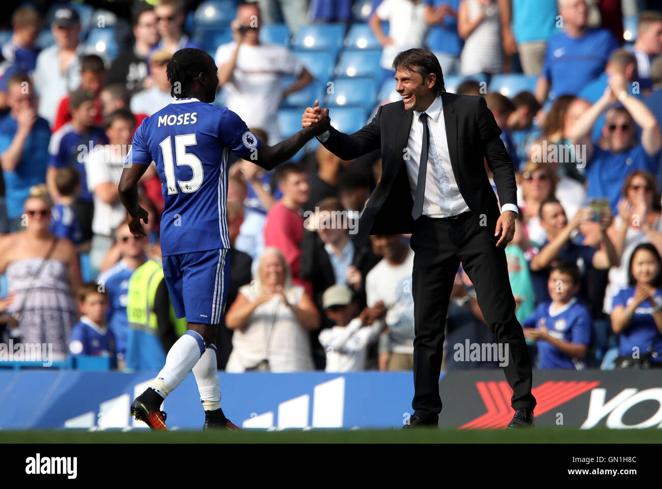 Chelseas Victor Moses feiert Sieg mit Chelsea-Trainer Antonio Conte (rechts) nach dem Schlusspfiff während der Premier-League-Spiel an der Stamford Bridge, London. Stockfoto