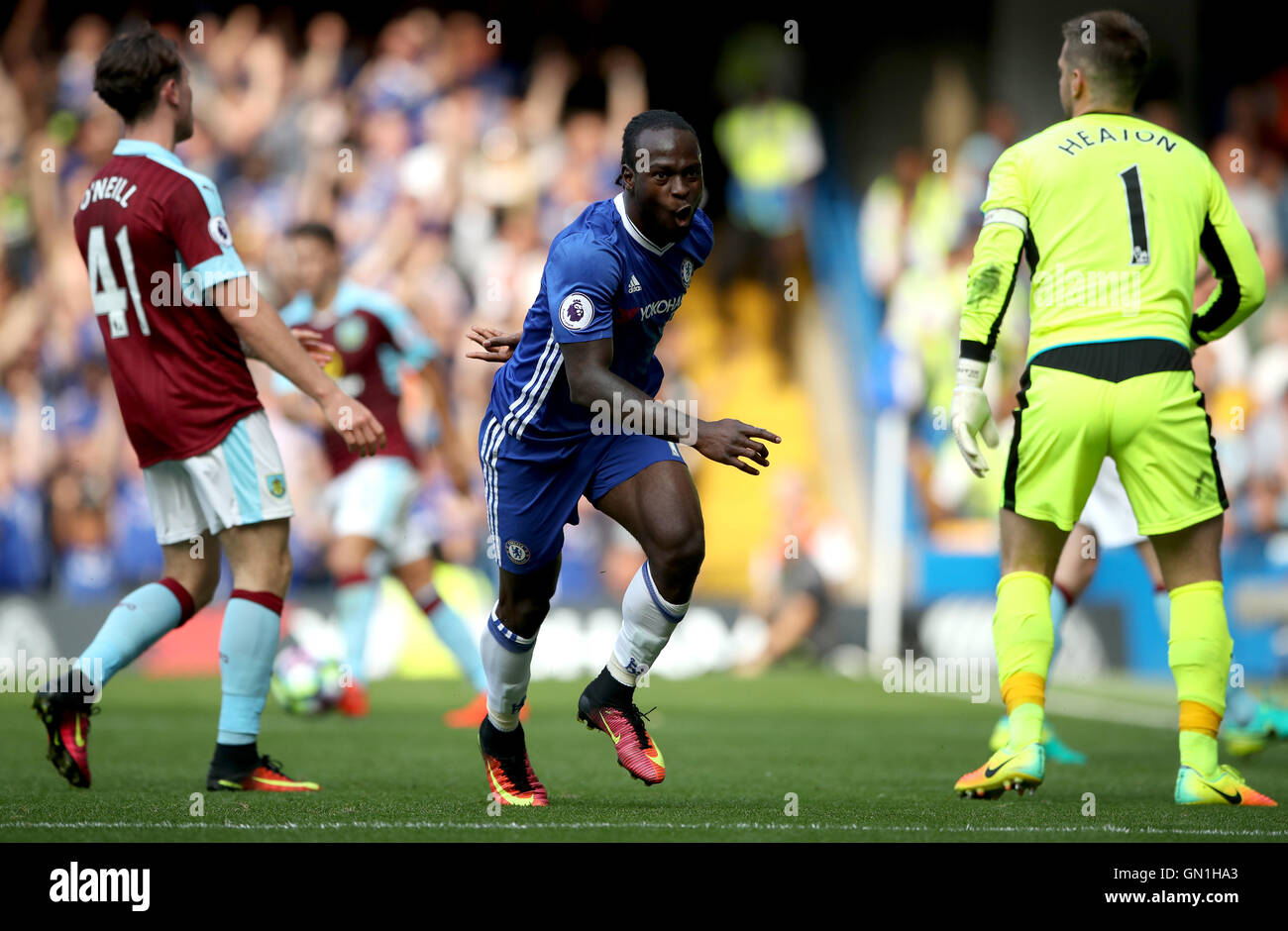 Chelseas Victor Moses feiert Tor seiner Mannschaft dritte des Spiels während der Premier-League-Spiel an der Stamford Bridge, London. Stockfoto