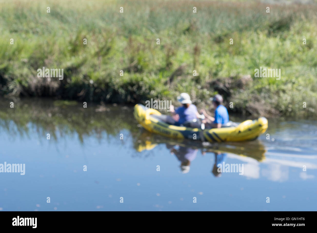 Verschwommen weiches Bild von zwei Kanuten als visuelle Metapher für das Konzept der Freizeit / Outdoor-Aktivitäten und Freizeit. Stockfoto