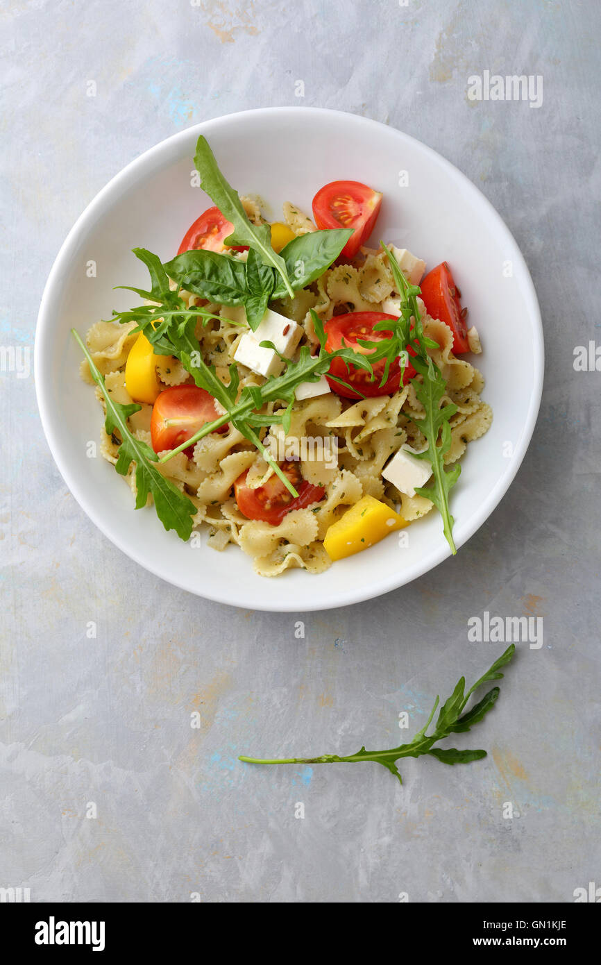 Pasta mit Kirschtomaten und Feta, Lebensmittel-Draufsicht Stockfoto