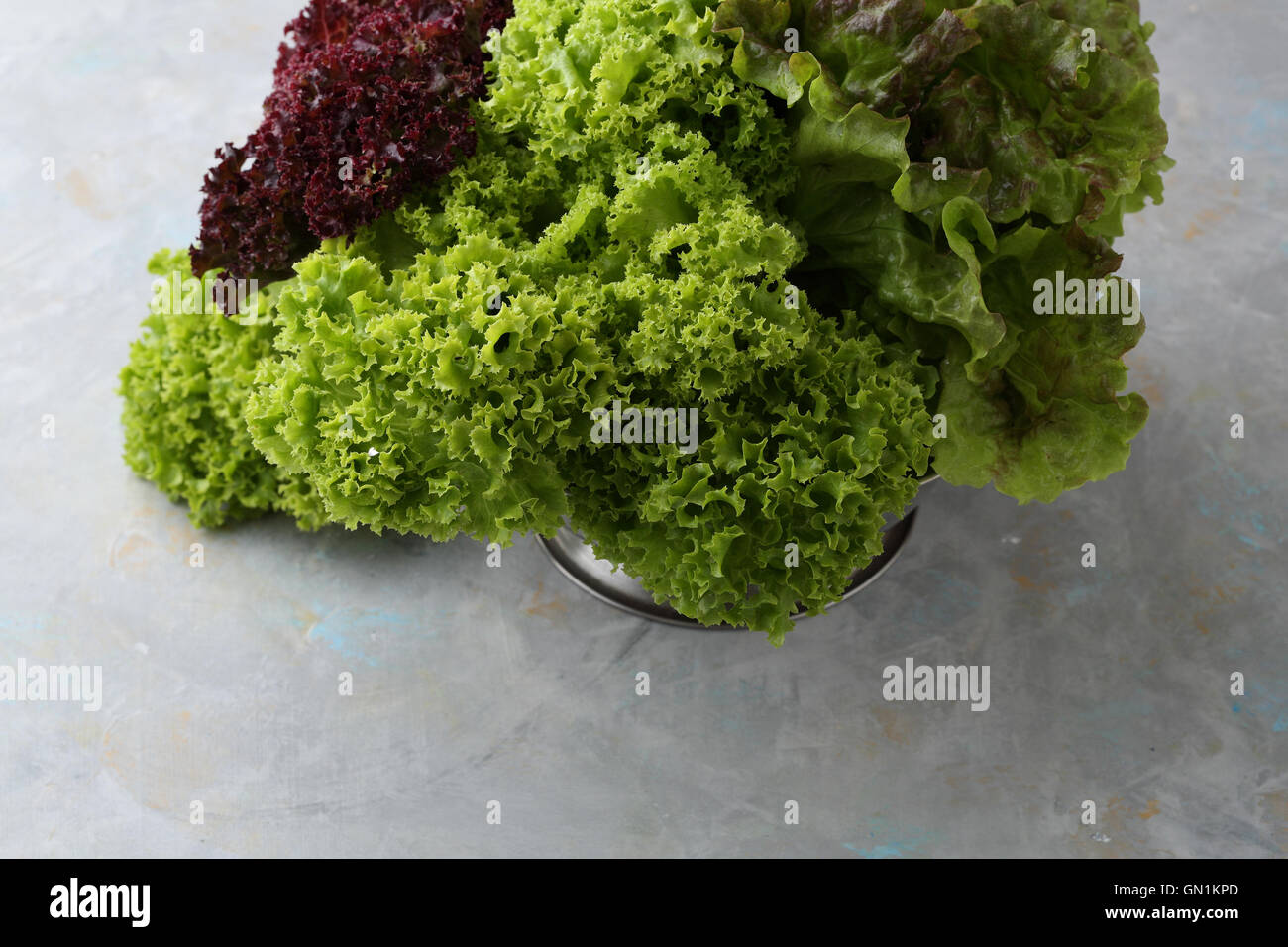 Frische grüne Blätter für Salat, Essen Nahaufnahme Stockfoto