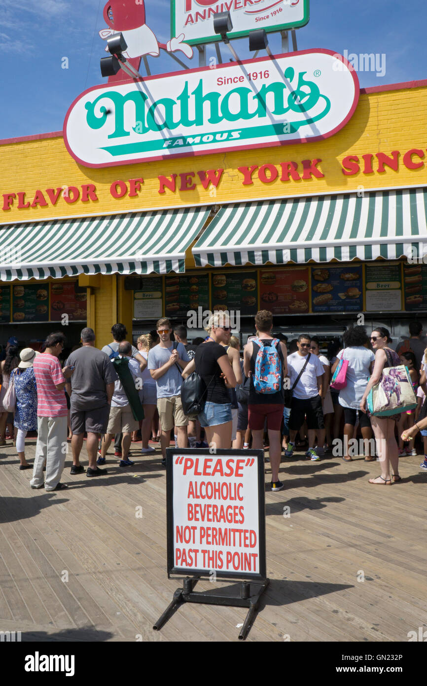 Ein Zeichen außerhalb von NATHANS auf Coney Island Boardwalk beraten, dass Alkohol, ab einem gewissen Punkt verboten ist. Stockfoto