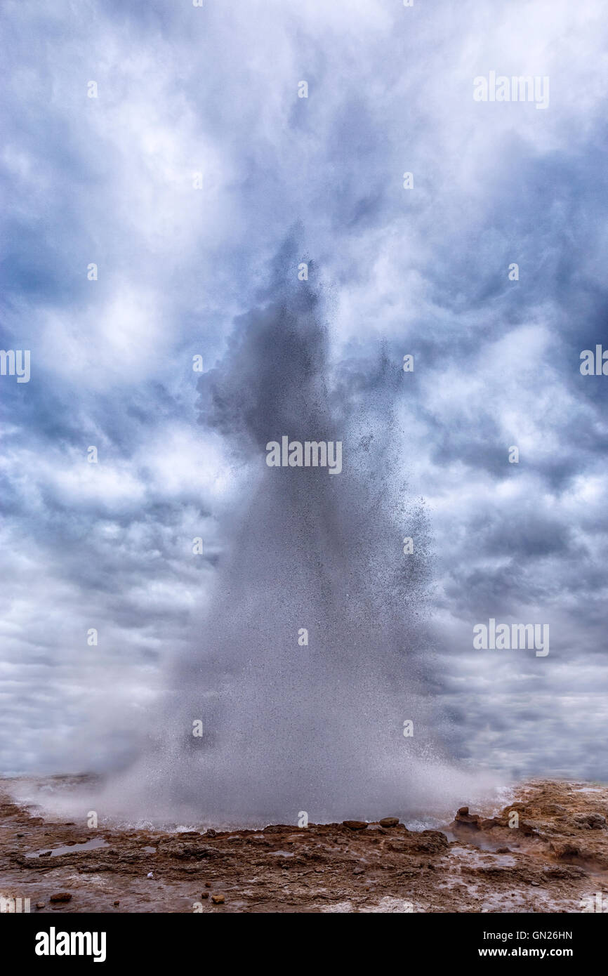 Strokkur, geothermische Gebiet Haukadalur, Golden Circle, Geysir, Reykjavik, Island Stockfoto