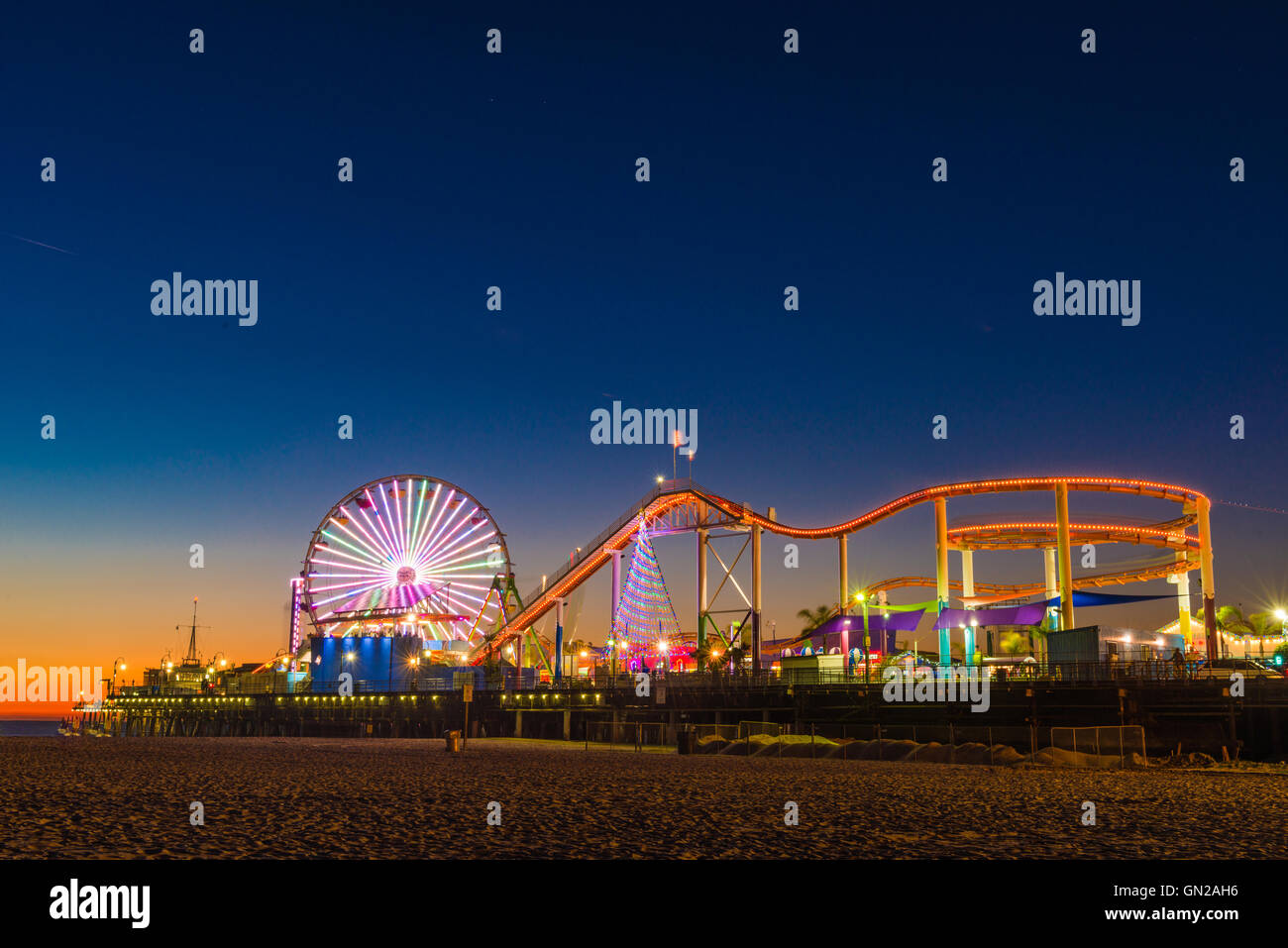 Santa Monica Pier bei Sonnenuntergang Stockfoto