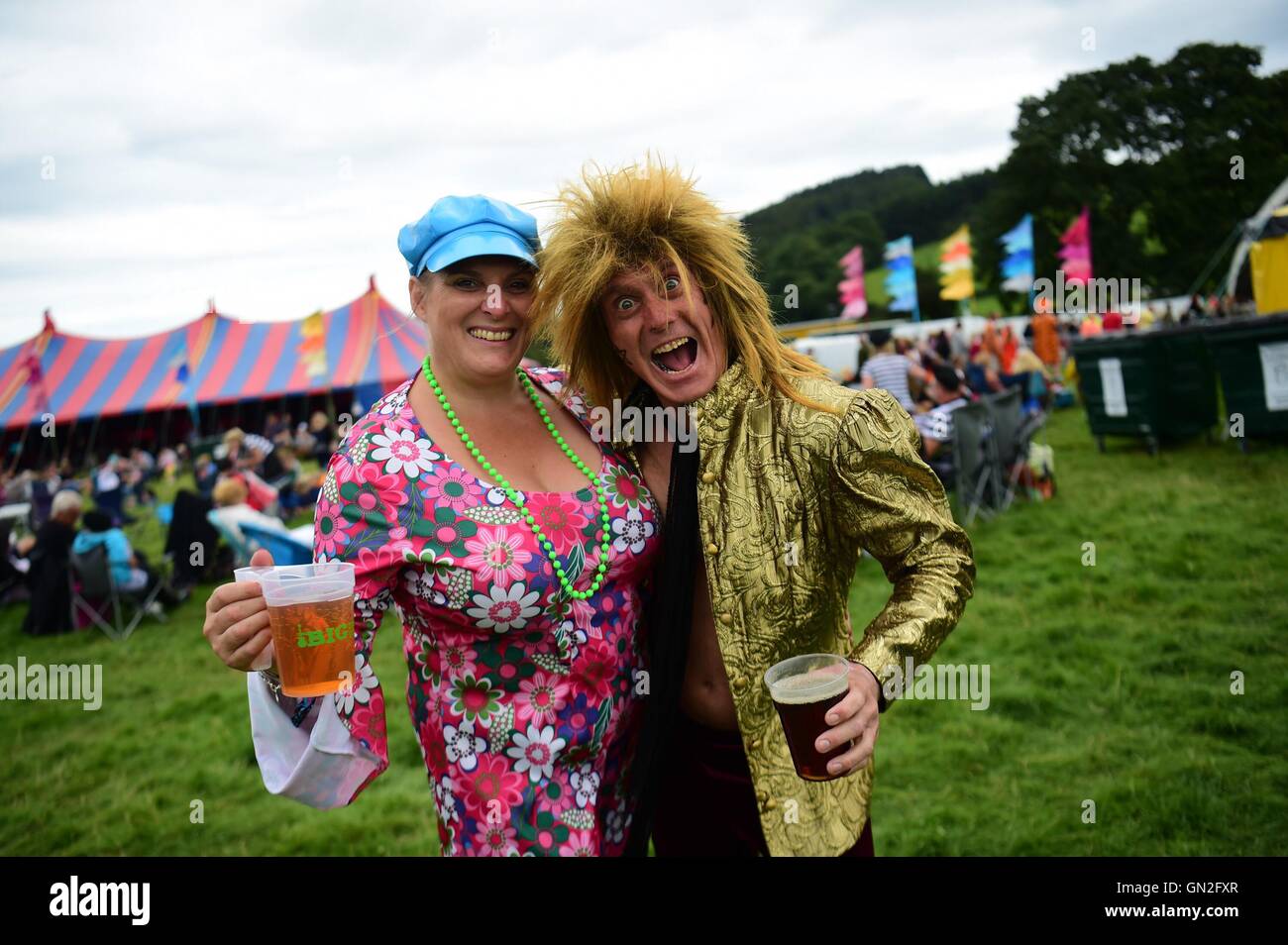 Aberystwyth Wales UK, Samstag, 27. August 2016 Tausende Menschen, darunter viele wunderbare verkleidet, Sonnen August Bank Holiday Wochenende beim großen Tribute Music Festival am Lovesgrove am Stadtrand von Aberystwyth. Das Festival, das einzige seiner ind in Wales vereint Partituren der besten Tribute-Bands des Landes. Bildnachweis: Keith Morris/Alamy Live-Nachrichten Stockfoto