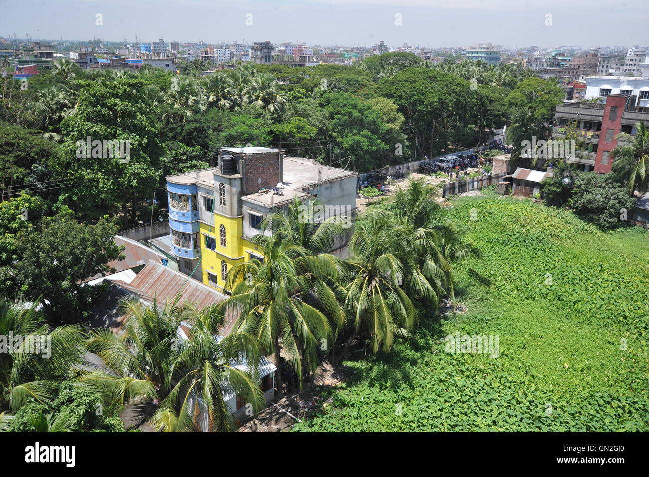 Bangladesch. 27. August 2016. Die Ansicht eines zwei-geschossiges Haus, das von der Polizei in narayanganj Bezirk in der Nähe von Dhaka, Bangladesch, Samstag, August überfallen wurde. 27 2016. Polizei in Bangladesch drei mutmassliche militante Samstag, einschließlich einer angeblichen Mastermind eines großen Angriff auf ein Café im letzten Monat, dass Links 20 Tote. Credit: sajjad nayan/alamy Leben Nachrichten getötet Stockfoto