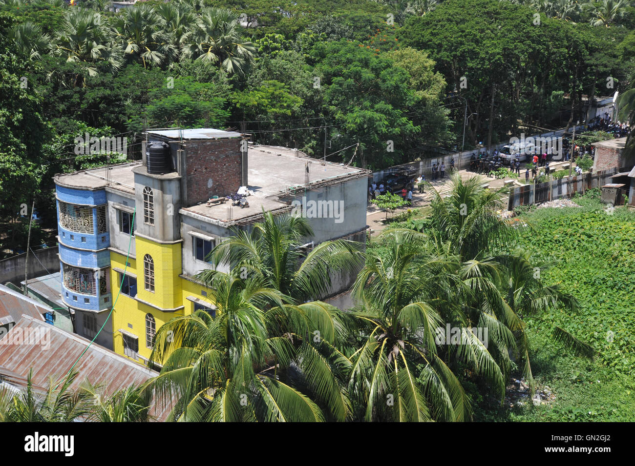 Bangladesch. 27. August 2016. Die Ansicht eines zwei-geschossiges Haus, das von der Polizei in narayanganj Bezirk in der Nähe von Dhaka, Bangladesch, Samstag, August überfallen wurde. 27 2016. Polizei in Bangladesch drei mutmassliche militante Samstag, einschließlich einer angeblichen Mastermind eines großen Angriff auf ein Café im letzten Monat, dass Links 20 Tote. Credit: sajjad nayan/alamy Leben Nachrichten getötet Stockfoto