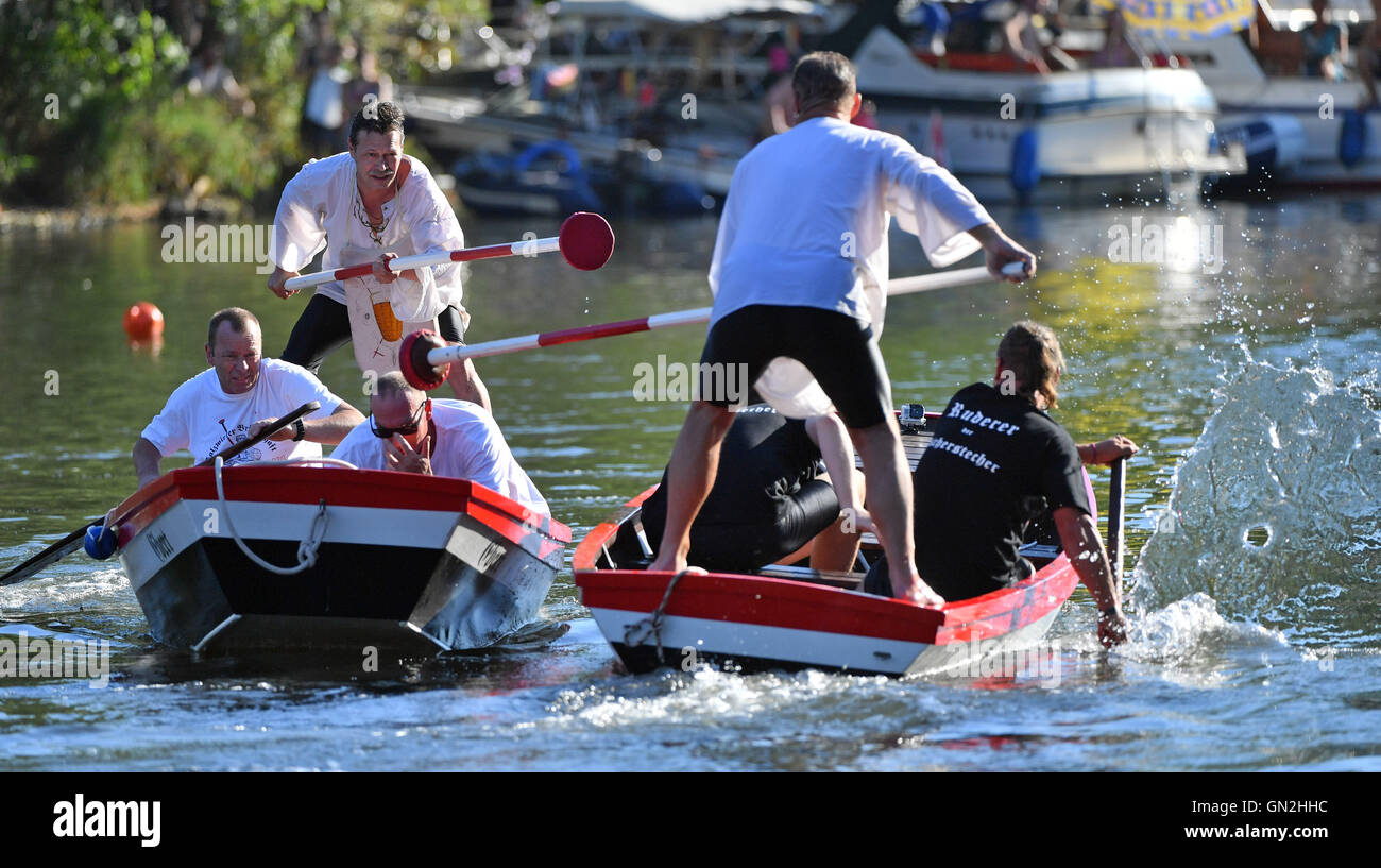 Halle, Deutschland. 27. August 2016. Hendrik Poche (l.) und Andreas Prosk Lenkung zueinander, während die traditionelle "Fischerstechen" (lit.) "Fischer Stining") am Fluss Saale in Halle, Deutschland, 27. August 2016. Im Anschluss an eine alte Tradition, die Hallore, den Namen des lokalen Salters, konkurrieren Sie in den Fischern stechen. Junge Männer versuchen, gegenseitig abstoßen, die Boote mit Stangen. Die Spectactle findet während der jährlichen Laternenfest statt und ist eines der Highlights des traditionellen Festivals aus dem Jahr 1928. Foto: HENDRIK SCHMIDT/Dpa/Alamy Live News Stockfoto