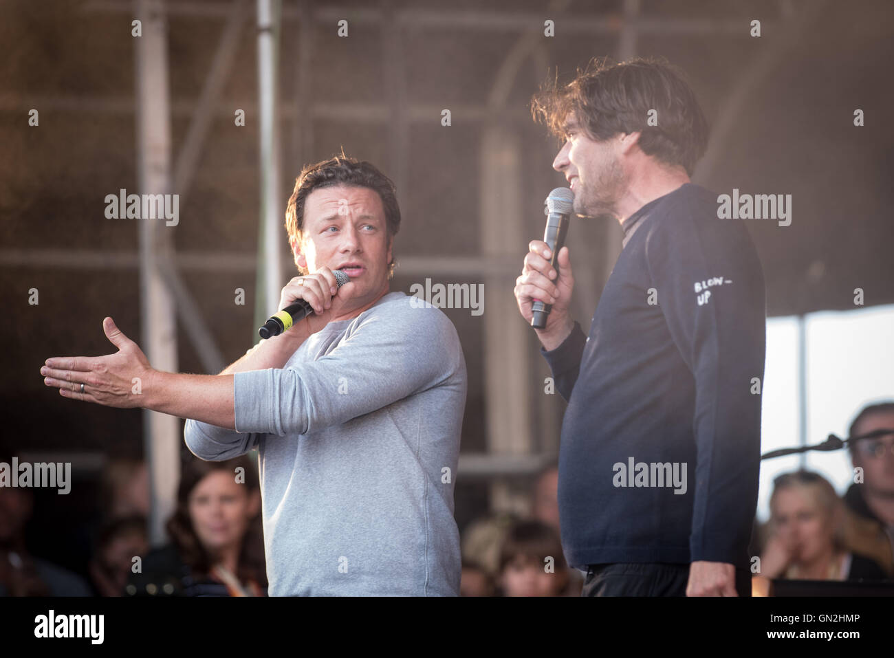 Große Feastival, Oxfordshire, Vereinigtes Königreich. Samstag, 27. August 2016. Riff spielen am zweiten Tag des hosted by Jamie Oliver und Alex James Essen und Musik Festivals. Andrew Walmsley/Alamy Live-Nachrichten Stockfoto Große Feastival, Oxfordshire, Vereinigtes Königreich. Samstag, 27. August 2016. Riff spielen am zweiten Tag des hosted by Jamie Oliver und Alex James Essen und Musik Festivals. Andrew Walmsley/Alamy Live-Nachrichten Stockfoto