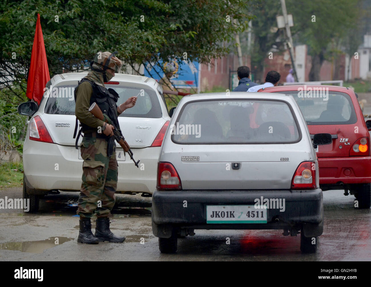 Srinagar, Kaschmir. 27. August 2016. Eine indische Armee Mann folgende Personalausweises des lokalen Einwohner in Srinagar der Sommerhauptstadt von indischen gesteuert Kaschmir. Frühere gemeinsame Führung der Separatisten bat Menschen marschieren in Richtung Badami Bagh Armee Cantonment und bitten ihn, von Kaschmir zu Räumen. Regierung verhängt strenge Einschränkungen ein, um Menschen aus in Richtung der Armee-Camp marschieren zu stoppen. Stockfoto