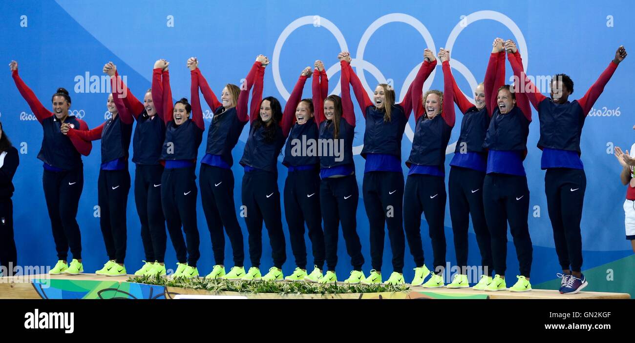 Rio De Janeiro, Brasilien. 19. August 2016. Die Goldmedaille gewann USA Frauen-Wasserball-Team, einschließlich Torwart ASHLEIGH JOHNSON (ganz rechts) auf dem Podium bei der Siegerehrung bei den Olympischen Sommerspielen 2016 in Rio. © Jon Gaede/ZUMA Draht/Alamy Live-Nachrichten Stockfoto