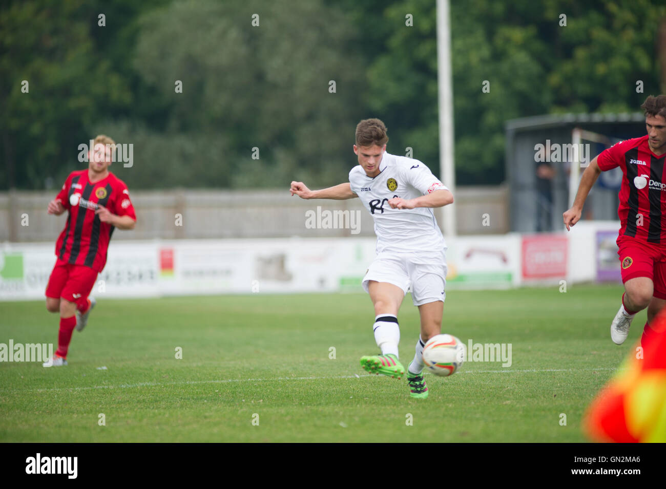 VEREINIGTES KÖNIGREICH. 27. August 2016. Evo-Stik 1.Division Süd und West; Winchester FC V Tiverton Town FC. Tiverton Town der angreifenden Verteidiger J Preis spielt sich auf der Rückseite Credit: Flashspix/Alamy Live News Stockfoto