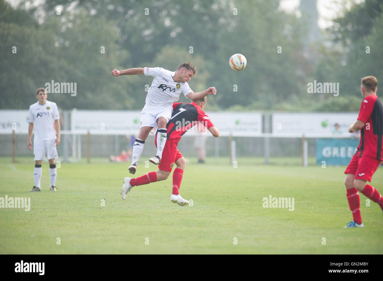 VEREINIGTES KÖNIGREICH. 27. August 2016. Evo-Stik 1.Division Süd und West; Winchester FC V Tiverton Town FC. Tiverton Stadt Jamie Price erzielte seine 2. und Tiverton ist 4. auf dem Weg zu einem 4: 0-Sieg. Bildnachweis: Flashspix/Alamy Live-Nachrichten Stockfoto