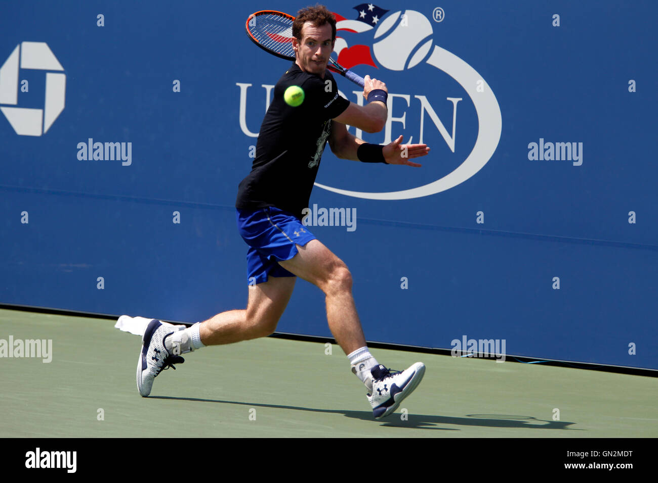 New York, USA. 27. August 2016. Der Brite Andy Murray während einer Übung Samstag, 27. August, im National Tennis Center in Flushing Meadows, New York.   Murray übte für die US Open Tennis Championships, die am Montag, den 29. August beginnen. Bildnachweis: Adam Stoltman/Alamy Live-Nachrichten Stockfoto