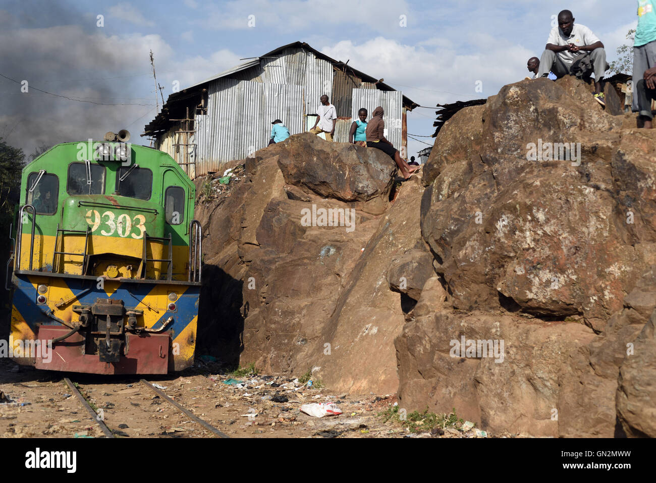 Nairobi, Kenia. 26. August 2016. Ein Zug geht durch Kibera Slum, Nairobi, Hauptstadt von Kenia, am 26. August 2016. Kibera Slum ist eines der größten Slums in Afrika und der Welt. Das Ministerium der Dezentralisierung und Planung von Kenia und UN-Habitat versuchen zu helfen, diese Situation zu verbessern, aber es ist quälend langsam. © Li Baishun/Xinhua/Alamy Live-Nachrichten Stockfoto