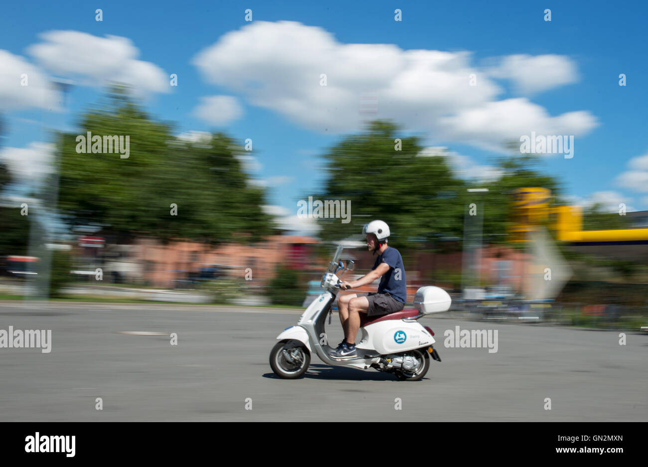 Hamburg, Deutschland. 19. August 2016. Ein Mann fährt einen Roller von Scooter Freigabedienstanbieter "Jaano" in Hamburg, Deutschland, 19. August 2016. Auto-sharing-Anbieter im deutschen Markt bereits erobert haben, aber inzwischen haben die Zweiräder auch Kontrolle über den Austausch von Markt genommen. Foto: Daniel Reinhardt/Dpa/Alamy Live News Stockfoto