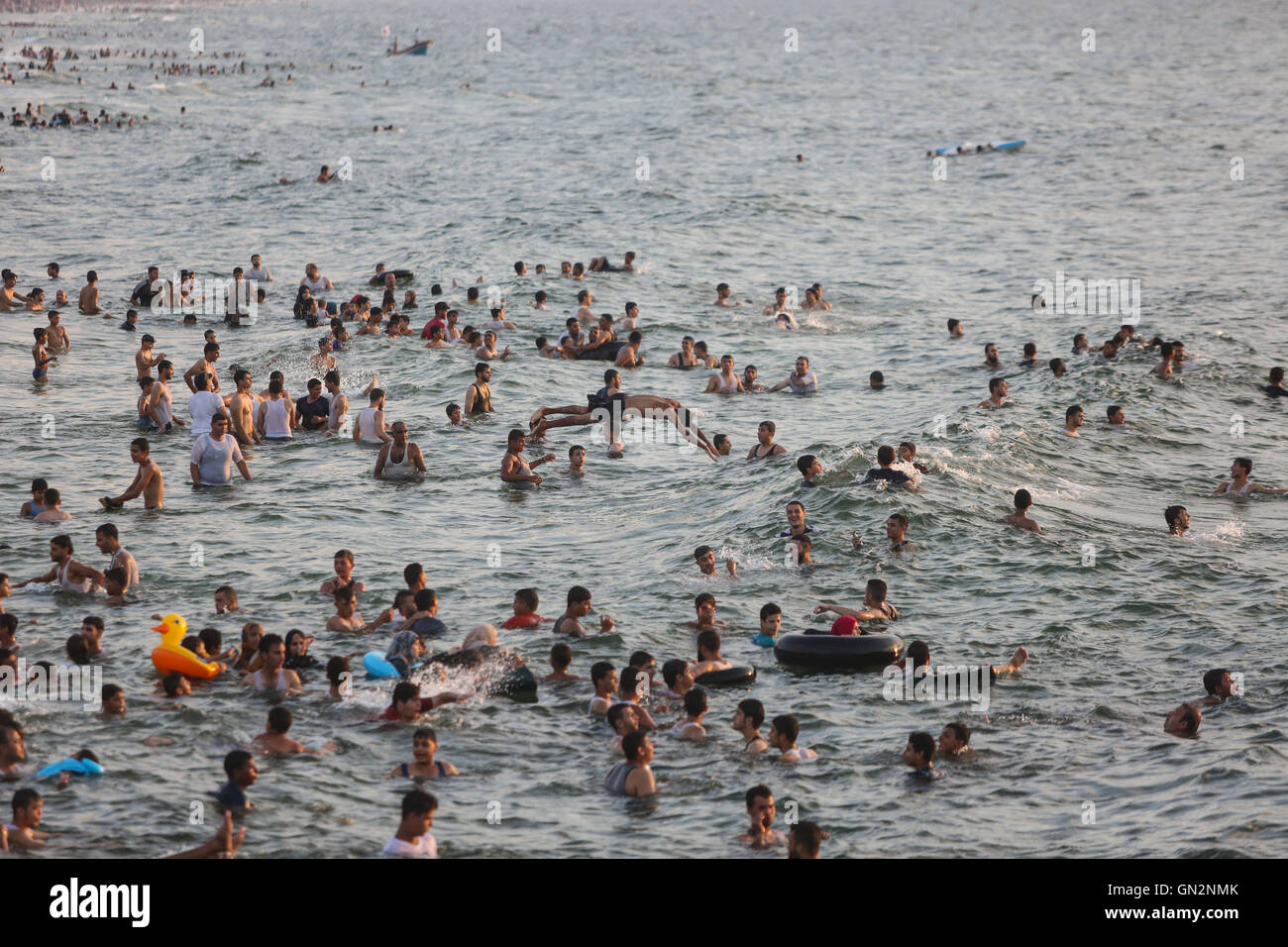 Gaza. 26. August 2016. Palästinenser genießen ihren letzten Freitag der Sommerferien an der Gaza-Stadt-Strand mit Blick auf das Mittelmeer, 26. August 2016. © Wissam Nassar/Xinhua/Alamy Live-Nachrichten Stockfoto