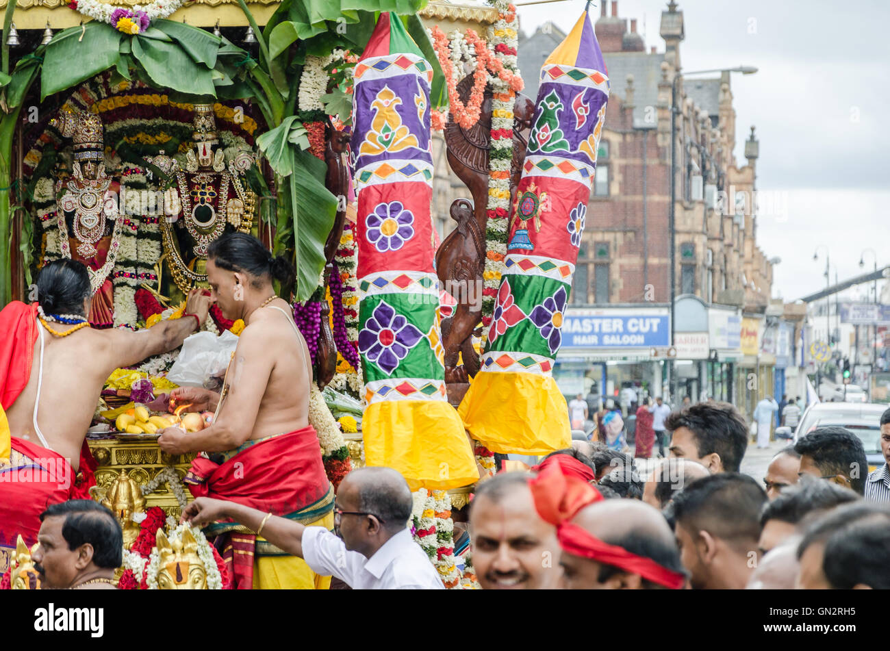 London, UK. 28. August 2016 fand das jährliche Wagen-Festival, organisiert von London Sri Mahalakshmi Temple Brahmothsavam in Ost-London. Der Wagen wird durch die Straßen von East London in einer vorher vereinbarten Route gezogen. Entlang der Route, die Segnungen erhalten, Kokosnüsse werden geteilt und Trompeten/Schlagzeug sind geblasen/getrommelt.  Bildnachweis: Ilyas Ayub / Alamy Live News Stockfoto