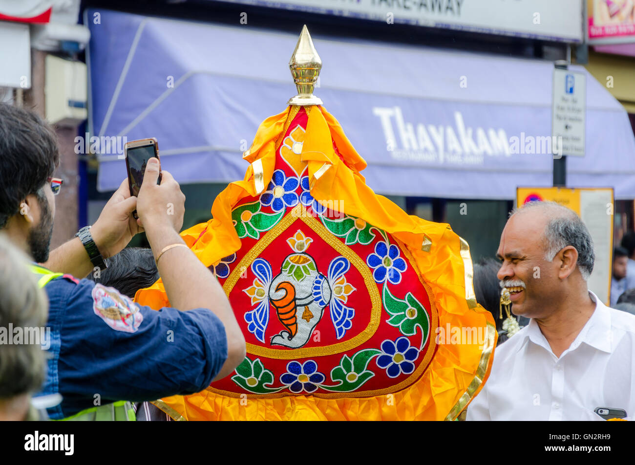 London, UK. 28. August 2016 fand das jährliche Wagen-Festival, organisiert von London Sri Mahalakshmi Temple Brahmothsavam in Ost-London. Der Wagen wird durch die Straßen von East London in einer vorher vereinbarten Route gezogen. Entlang der Route, die Segnungen erhalten, Kokosnüsse werden geteilt und Trompeten/Schlagzeug sind geblasen/getrommelt.  Bildnachweis: Ilyas Ayub / Alamy Live News Stockfoto