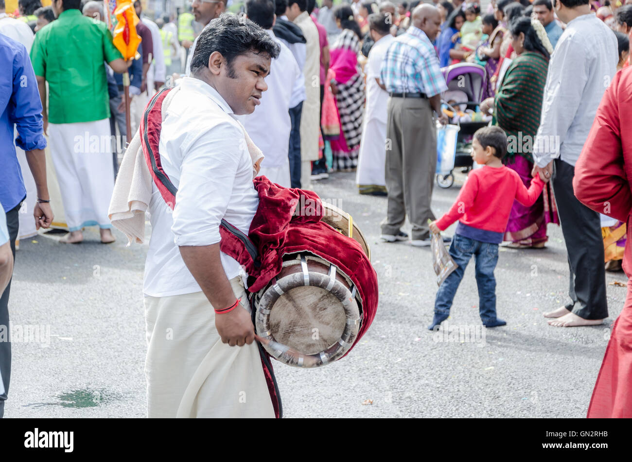 London, UK. 28. August 2016 fand das jährliche Wagen-Festival, organisiert von London Sri Mahalakshmi Temple Brahmothsavam in Ost-London. Der Wagen wird durch die Straßen von East London in einer vorher vereinbarten Route gezogen. Entlang der Route, die Segnungen erhalten, Kokosnüsse werden geteilt und Trompeten/Schlagzeug sind geblasen/getrommelt.  Bildnachweis: Ilyas Ayub / Alamy Live News Stockfoto