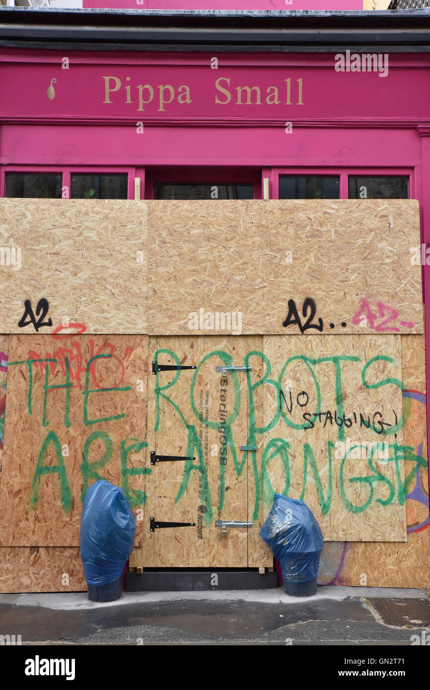 Notting Hill, London, Großbritannien. 28. August 2016. Notting Hill Carnival Geschäfte Westbourne Grove mit Brettern vernagelt Verbrechen Stockfoto