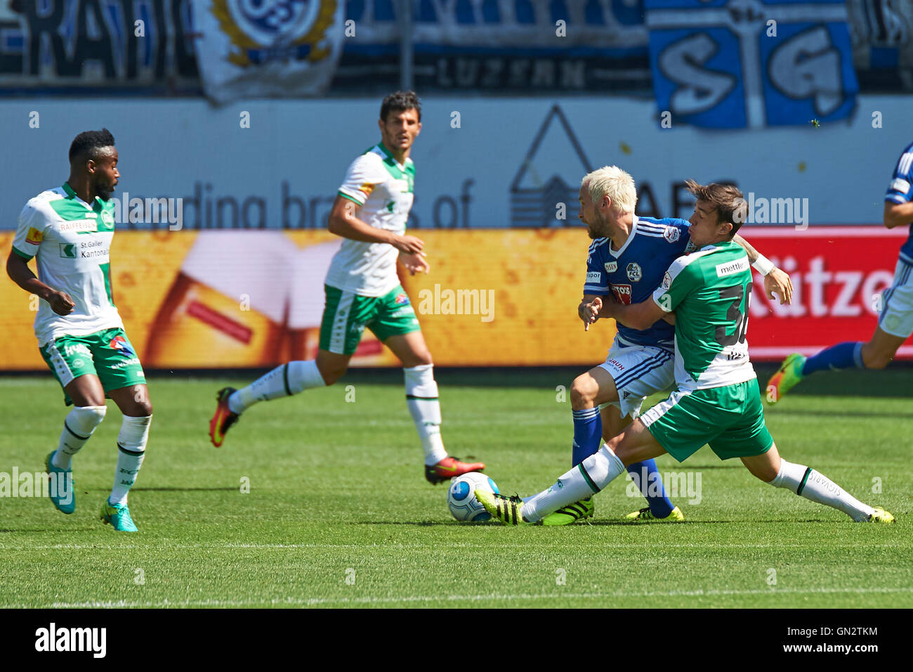 St Gallen Schweiz 28 August 2016 Silvan Hefti Markus Neumayr Wahrend Der Raiffeisen Super League Spiel Fc St Gallen Vs Fc Luzern Zuruckhalten Bildnachweis Rolf Simeon Alamy Live Nachrichten Stockfotografie Alamy
