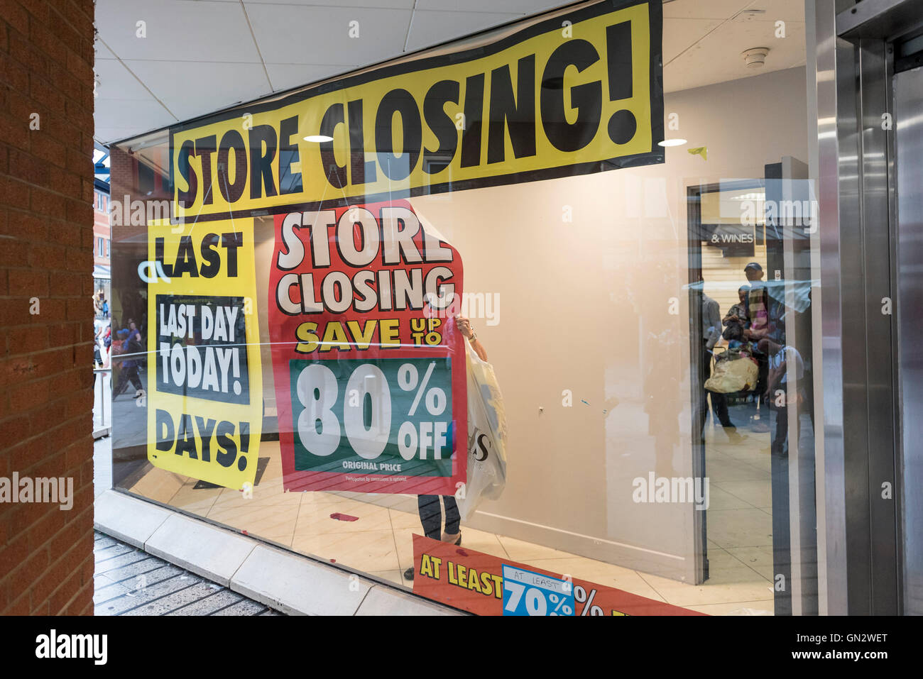 London, UK.  28. August 2016.  Mitarbeiter entfernt Beschilderung aus dem BHS-Store in Harrow, im Nordwesten von London.  Der Harrow-Store gehört zu den restlichen 22 Filialen schließen, werden für die letzte Zeit heute, Regale, Leuchten und Armaturen sowie die letzten Restposten verkauft werden.  Die Entscheidung fiel nach Administratoren, versäumt, einen geeigneten Käufer für die Kaufhauskette finden alle 164 Geschäfte, mit dem Verlust von 11.000 Arbeitsplätzen. Bildnachweis: Stephen Chung / Alamy Live News Stockfoto