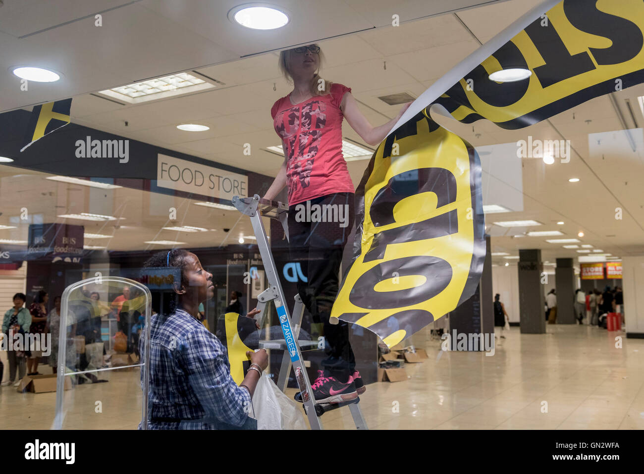 London, UK.  28. August 2016.  Mitarbeiter entfernt Beschilderung aus dem BHS-Store in Harrow, im Nordwesten von London.  Der Harrow-Store gehört zu den restlichen 22 Filialen schließen, werden für die letzte Zeit heute, Regale, Leuchten und Armaturen sowie die letzten Restposten verkauft werden.  Die Entscheidung fiel nach Administratoren, versäumt, einen geeigneten Käufer für die Kaufhauskette finden alle 164 Geschäfte, mit dem Verlust von 11.000 Arbeitsplätzen. Bildnachweis: Stephen Chung / Alamy Live News Stockfoto