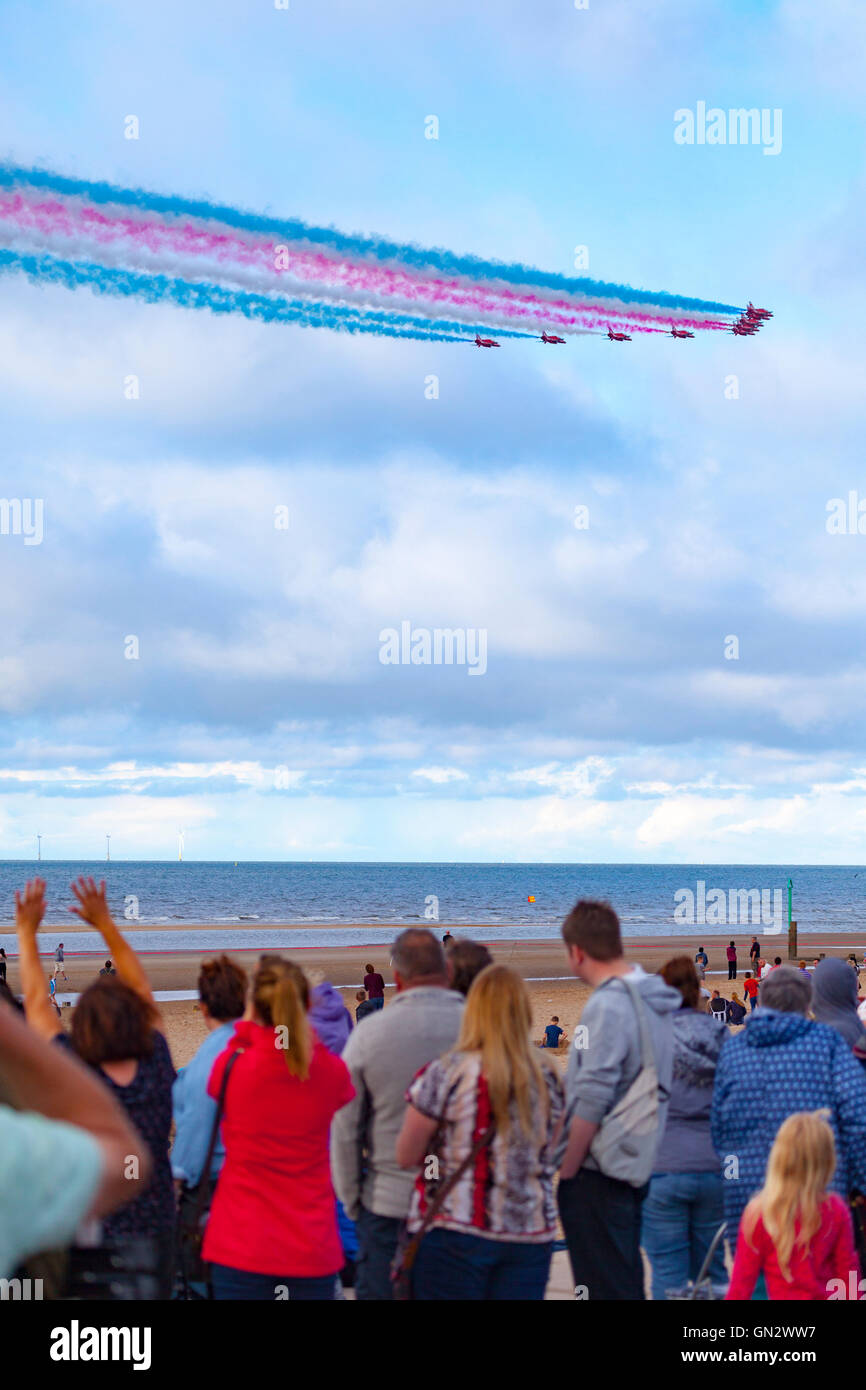 Rhyl, Denbighshire, Wales, UK. 28. August 2016. Rhyl Air Show - Die jährliche Air Show in Rhyl Küste mit dem RAF Red Arrows. Zuschauer Welle aus den roten Pfeilen auf ihrem letzten Flug für den Tag Stockfoto