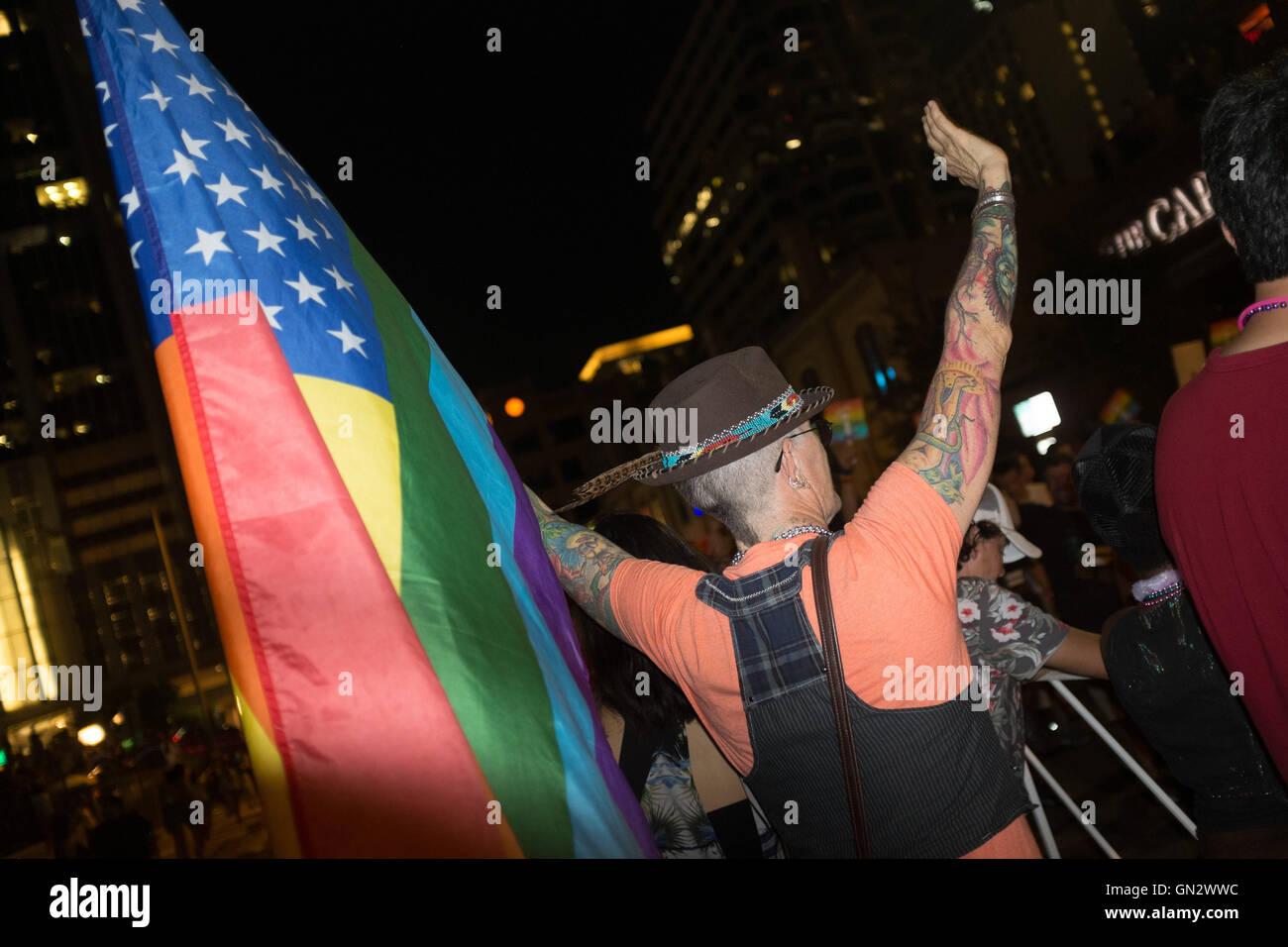 27. August 2016 - Fördermitglied stolz "Wellenlinien" mit Flagge während der jährlichen PRIDE-Parade in der Innenstadt von Austin, Texas © Sandy Carson/ZUMA Draht/Alamy Live News Stockfoto