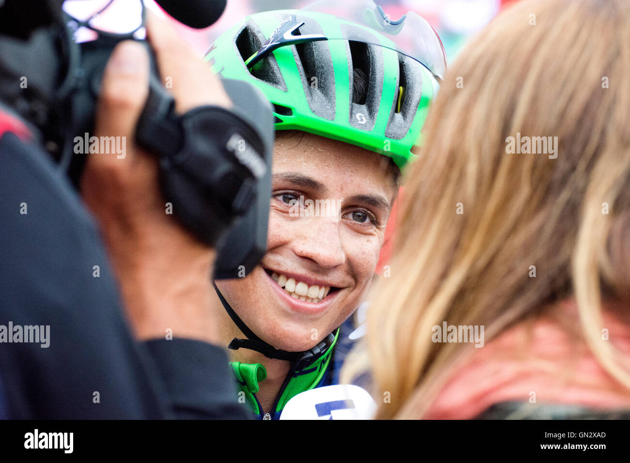 Oviedo, Spanien. 28. August 2016. Esteban Chaves (Orica Bikeexchange) spricht mit Medien auf der 9. Etappe des Radrennen "La Vuelta a España" (Spanien-Rundfahrt) zwischen Cistierna und Klettern von Naranco am 28. August 2016 in Oviedo, Spanien. Bildnachweis: David Gato/Alamy Live-Nachrichten Stockfoto