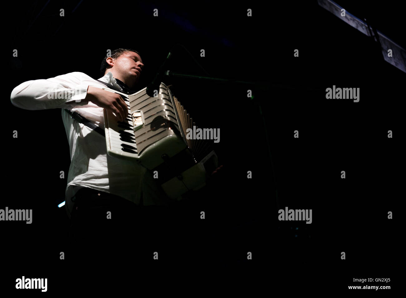 Belgrad, Serbien. 25. Juni 2016. Akkordeon-Spieler Oscar Simonsson des Orchesters KOOP Oscar Akkordeon zu spielen, auf der Bühne. Milos Bojovici/Alamy Live-Nachrichten Stockfoto
