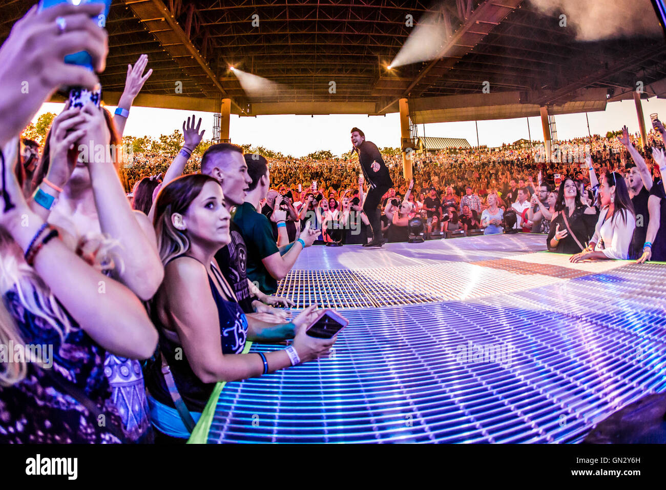 Clarkston, Michigan, USA. 25. August 2016. SHAY MOONEY von DAN SHAY durchführen auf Darius Ruckers gut für A gute Zeit Tour bei DTE Energy Musiktheater in Clarkston, MI am 25. August 2016 © Marc Nader/ZUMA Draht/Alamy Live News Stockfoto