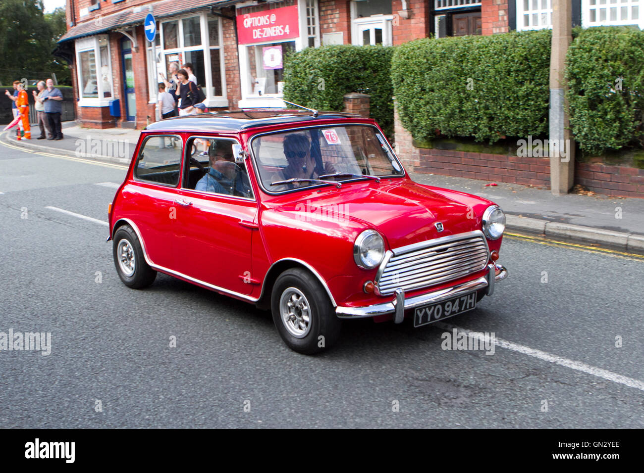 Motorfest in Ormskirk, Lancashire, UK. 28. August 2016.  Das Festival findet in der historischen Marktstadt Ormskirk in West Lancashire.  Klassische Autos und Motorräder sind auf dem Display in das Stadtzentrum und die Krönung Park.  Schätzungsweise 7.000 Menschen wanderten durch die Straßen von Ormskirk, genießen Sie die Atmosphäre und den Blick auf Hunderte von Autos und Motorrädern säumen die Straßen der Stadt nehmen.  Bildnachweis: Cernan Elias/Alamy Live-Nachrichten Stockfoto