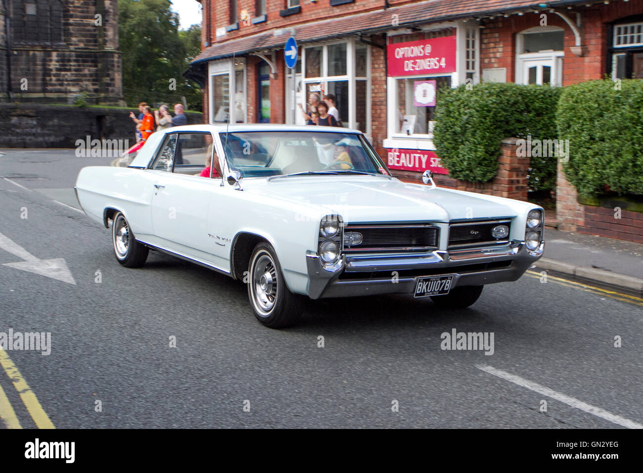 Motorfest in Ormskirk, Lancashire, UK. 28. August 2016.  Das Festival findet in der historischen Marktstadt Ormskirk in West Lancashire.  Klassische Autos und Motorräder sind auf dem Display in das Stadtzentrum und die Krönung Park.  Schätzungsweise 7.000 Menschen wanderten durch die Straßen von Ormskirk, genießen Sie die Atmosphäre und den Blick auf Hunderte von Autos und Motorrädern säumen die Straßen der Stadt nehmen.  Bildnachweis: Cernan Elias/Alamy Live-Nachrichten Stockfoto