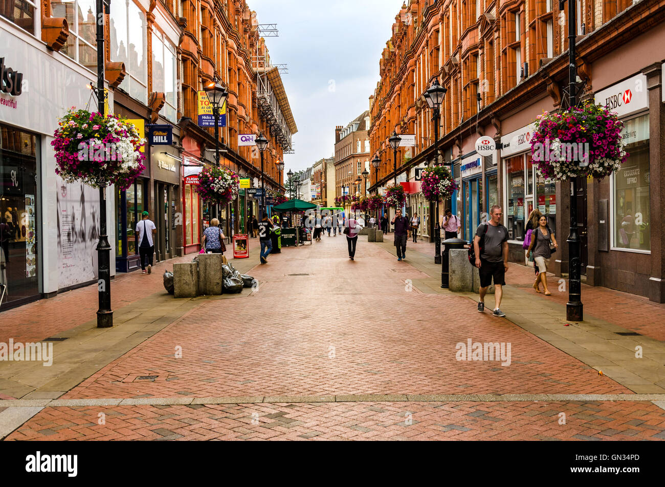 Suchen Sie die Queen Victoria Street Richtung Friar Street in Reading, Berkshire Stockfoto